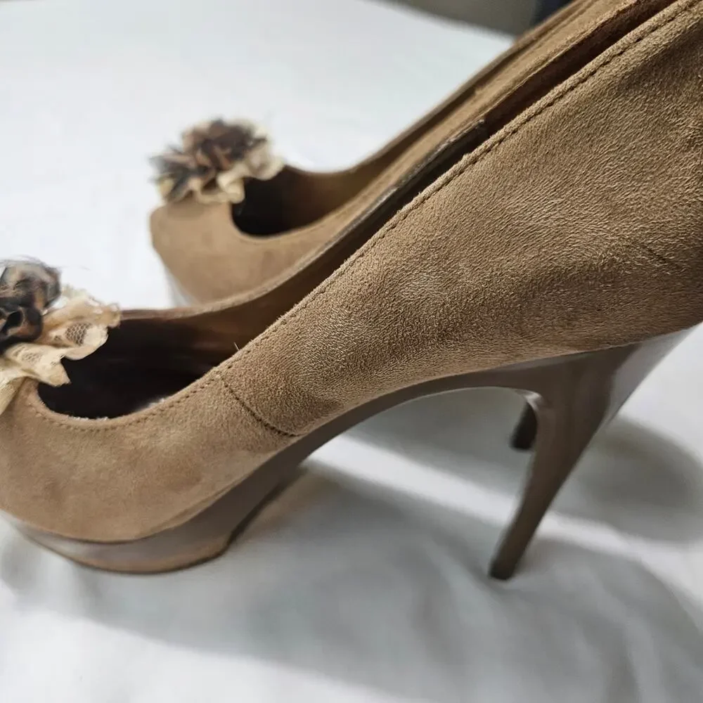 Heart in D Taupe Peep Toe Platform Stiletto Heels Floral Detail sz 6 1/2